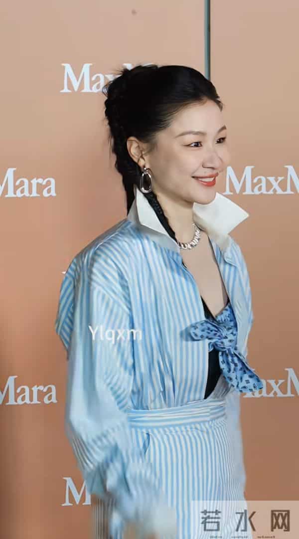 搞笑女金靖没想到原来身材竟这么好，腰细腿长上围丰满皮肤巨白皙