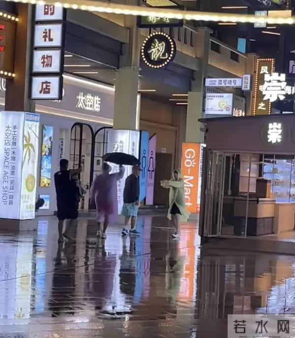 赵本山在海南清水湾度假,穿短裤派头十足,俩人打伞伺候,没见老