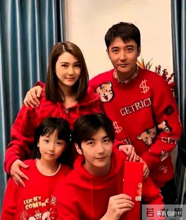 张丹峰一家四口游玩,洪欣藏张丹峰背后甜笑!儿女齐出镜好幸福