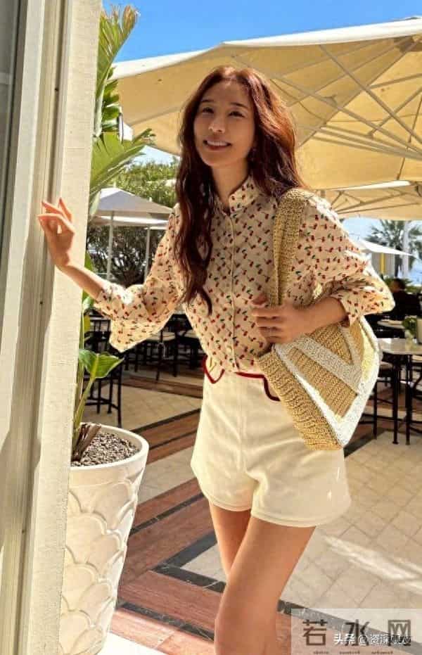 林志玲街头随拍,一双美腿在阳光下白到发光,红色高跟鞋太抢镜