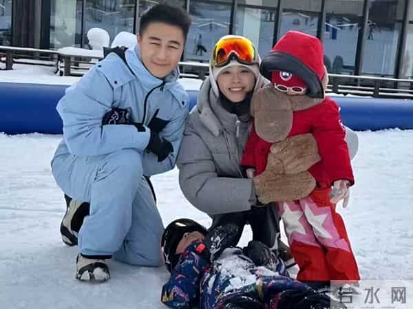 奚梦瑶给女儿庆生,兄妹俩露正脸长很像,4岁Romee背香奈儿好时髦