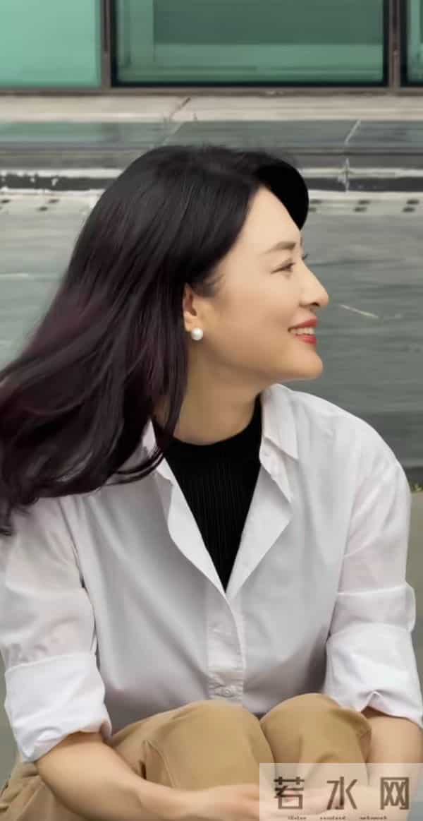 当年一排主持人就周涛最好看,那么落落大方,气质优雅