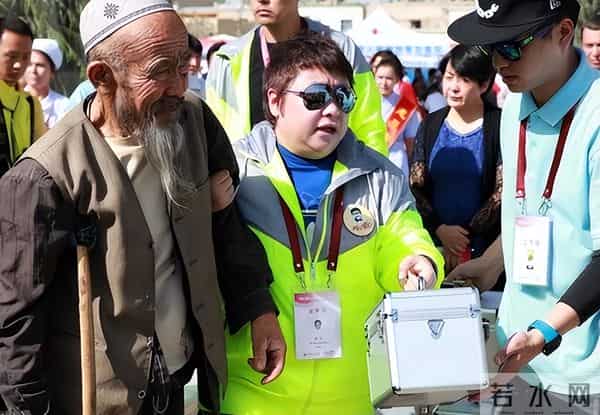 曾经韩红自曝大学时是校花,看看她年轻时的照片,身材纤瘦