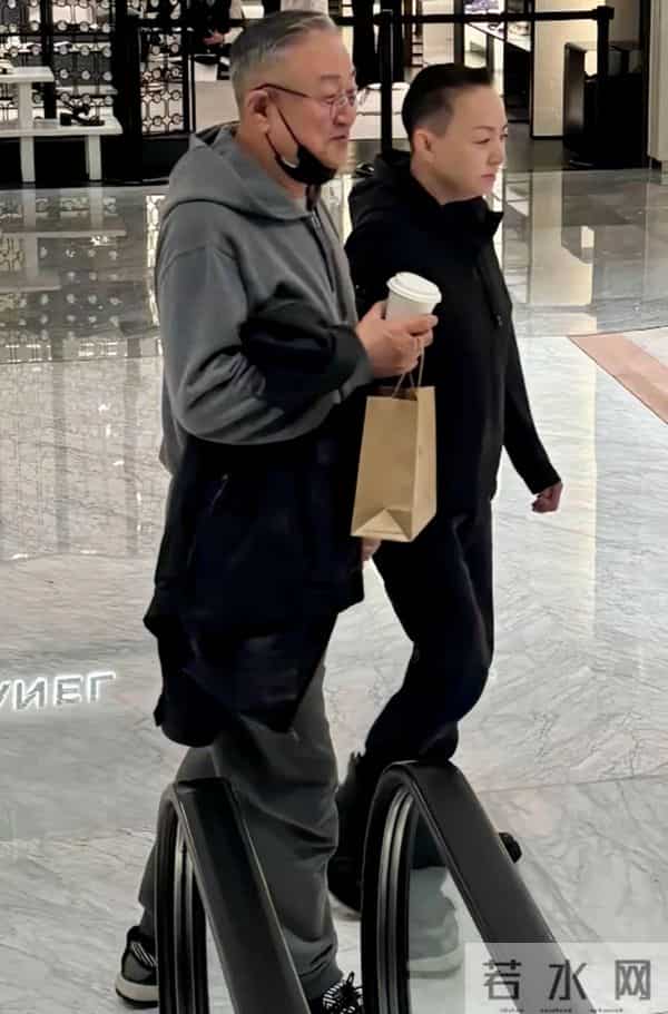 宋丹丹飞日本与女儿团聚,赵婷戴鼻环肤色好黑,素颜不再年轻