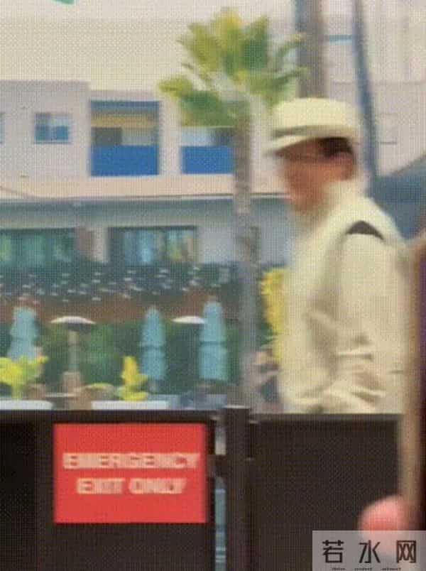 成龙机场主动喊刘亦菲合影,刘亦菲瑜伽裤显腿很细,身材太棒了