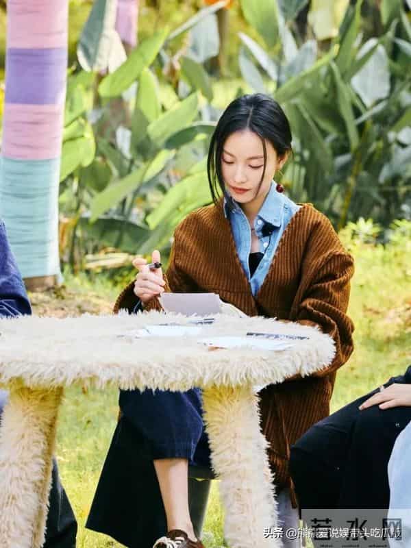 倪妮真是穿搭高手！美拉德外套+阔腿裤+德训鞋，时髦洋气又减龄！