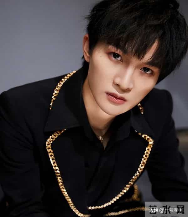 人民日报专访,揭开32岁周深的真实处境,原来那英说的一针见血