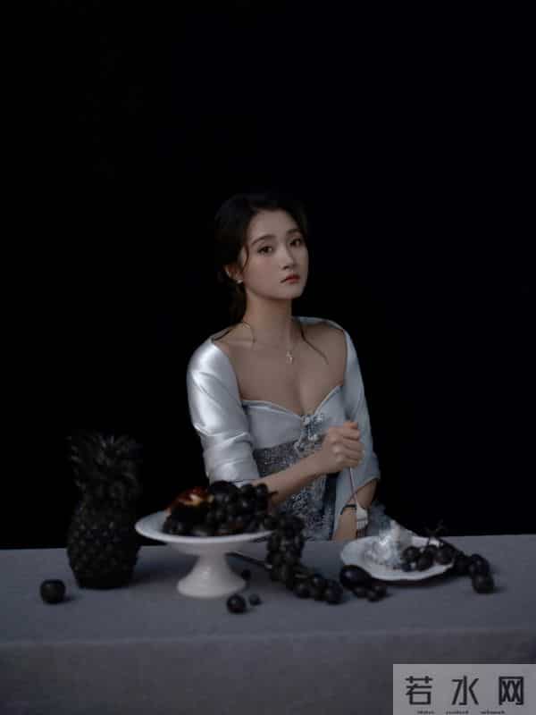 关晓彤的礼服会讲故事!银灰披风抹胸镶钻裙,灵动得像偷了仙女裙