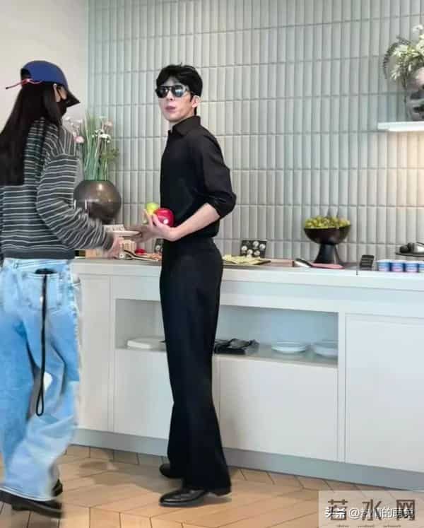 巴黎偶遇刘雯和男友 井柏然这个腰太爱了温润如玉相得益彰