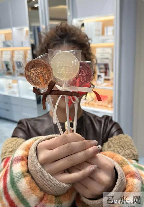 何超莲参加上海miumiu活动,穿格子外套配超短裙,羊毛卷发型好美