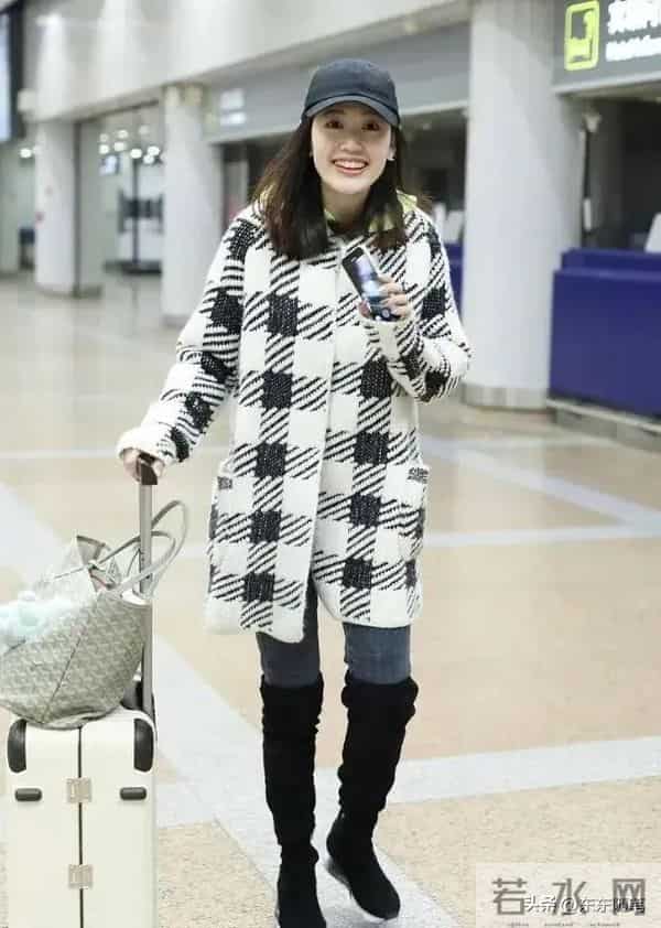 马蓉离开王宝强9年后更美了,走机场不忘秀玉女腿,越活越像明星
