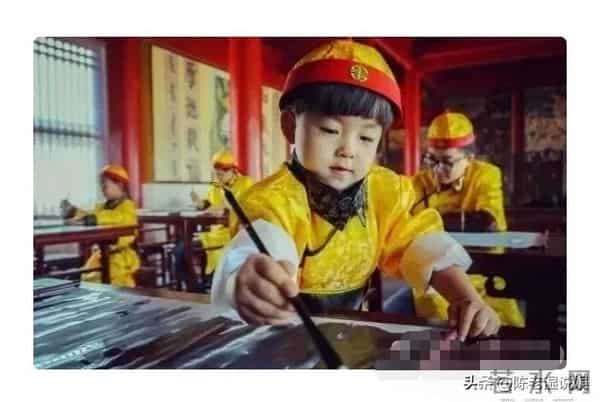 6岁上春晚年入百万,被父母“吸干血”的邓鸣贺,去世前年仅八岁