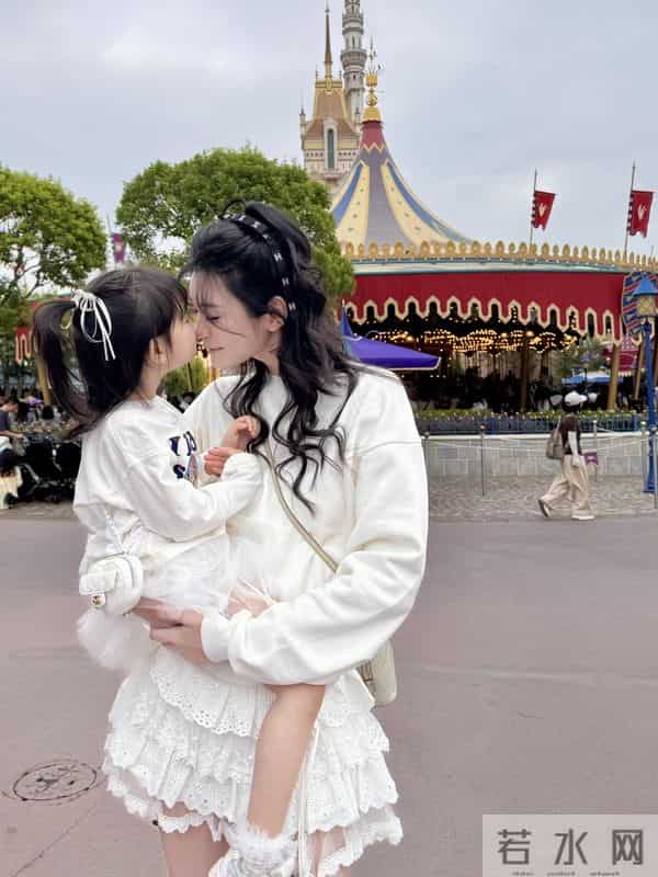 奚梦瑶和女儿现身迪士尼,女儿遗传大长腿基因,网友神评论