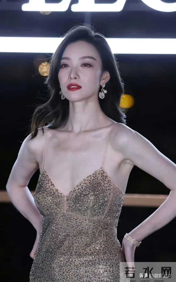 演员倪妮生图状态,大骨架,排骨胸挂不住肉,瘦的吊带裙撑不起来
