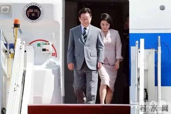 李在明峰会忙不停，金惠景带夫人们游山水，这叫夫妻同心其利断金