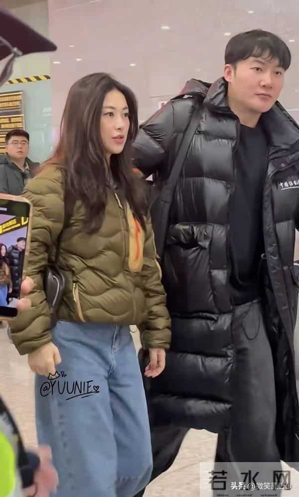 朱珠现身机场被偶遇,吐司羽绒服与牛仔裤的搭配,到底啥模样?