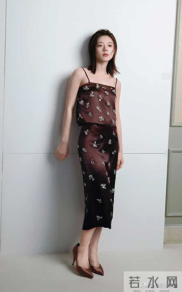 赵今麦今日新物料释出,穿吊带印花连衣裙,妆容淡雅又美又瘦!