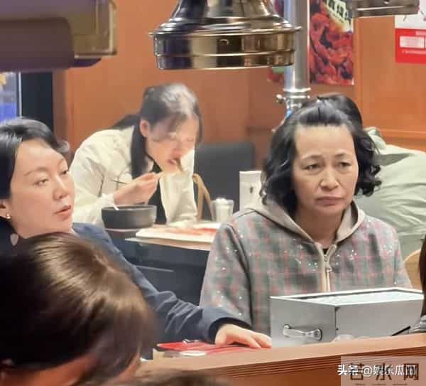 网友在沈阳烤肉店偶遇闫妮 她私下状态松弛 嗑着瓜子吃着烤肉超惬意