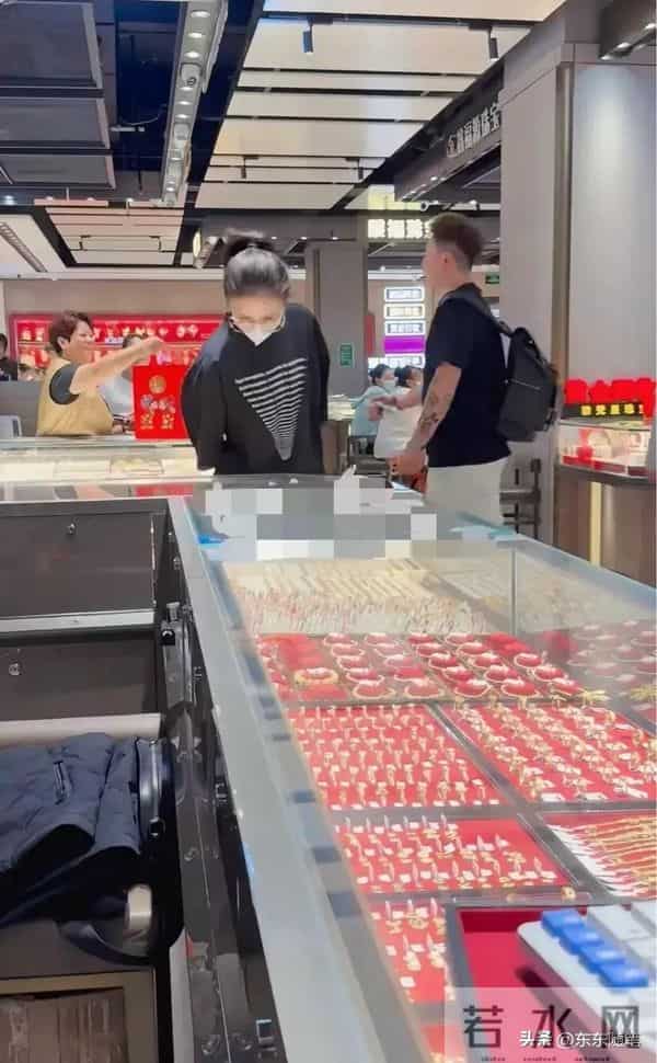 42岁佟丽娅在深圳水贝买黄金首饰,打扮低调朴素,但花钱毫不手软
