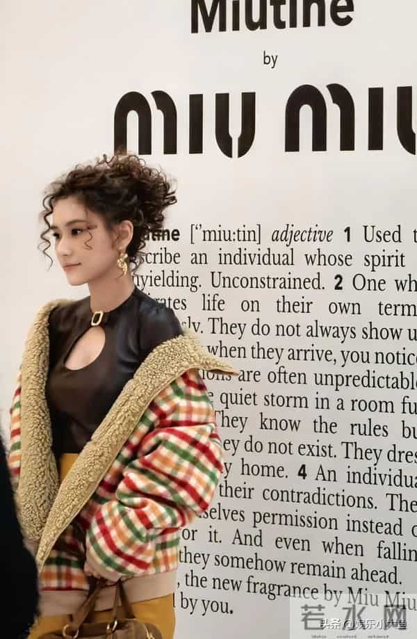何超莲参加上海miumiu活动,穿格子外套配超短裙,羊毛卷发型好美