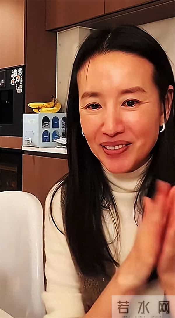 董洁直播关掉美颜的样子,网将近50岁,不医美,自然老去很真实