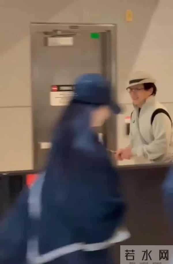 成龙主动招呼刘亦菲来合影,她穿紧身瑜伽裤三角区不明显,她很瘦