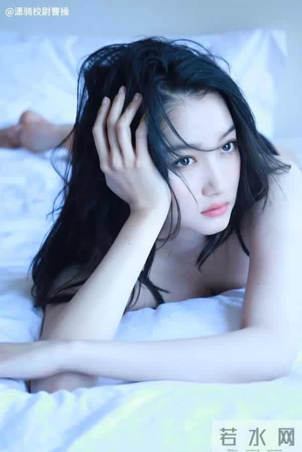 关晓彤越来越有女人味了 床头照秀身材 比基尼火辣