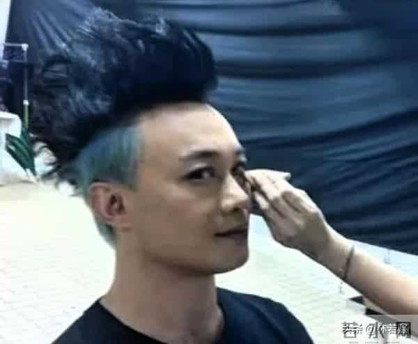 陈奕迅徐濠萦现身香港街头被偶遇,51岁陈奕迅换了发型,帅翻了!