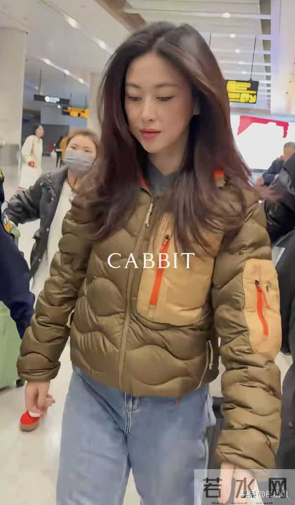 朱珠机场生图太能打!羽绒服配牛仔裤意外时髦,颜值身材双在线