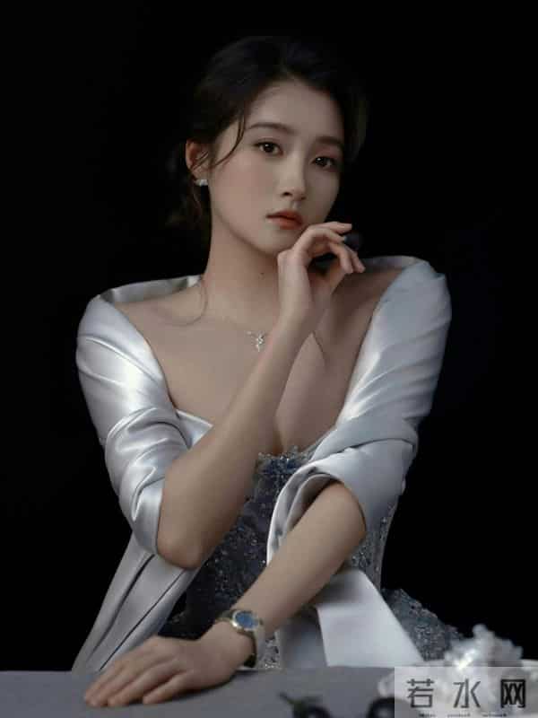 27岁关晓彤最新美照大胆的低胸裙真性感！