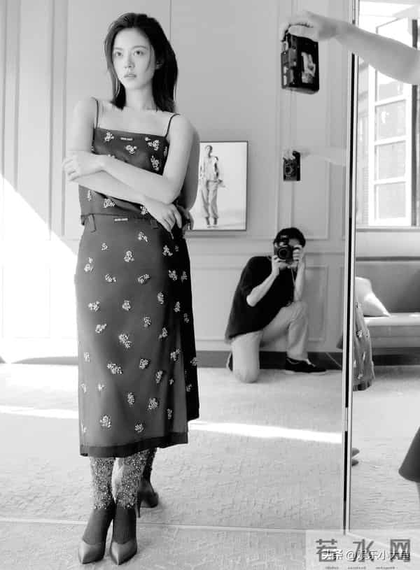 赵今麦今日新物料释出,穿吊带印花连衣裙,妆容淡雅又美又瘦!