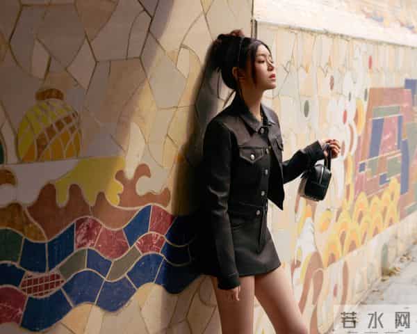 陈妍希短皮裙穿搭写真,好美啊,腿真嫩