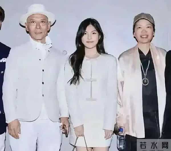 王诗龄的爷爷奶奶气质出众,文艺范儿十足,一看就是家世不一般