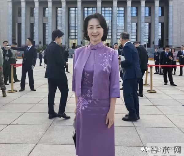 何超琼澳门火炬传递 扎马尾穿运动服优雅 挥手亲和力 真人温柔有气质