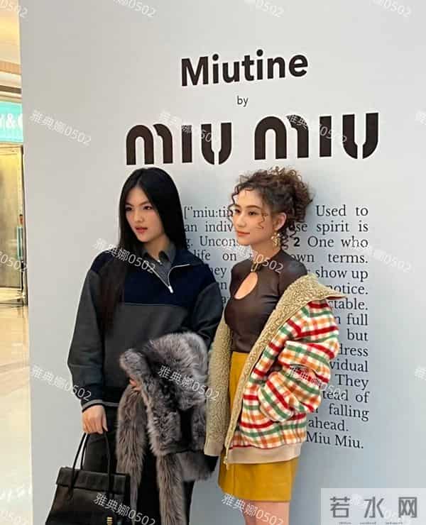 王诗龄何超莲同框,王诗龄虽衣服成熟但胜在年轻何超莲发型显老气