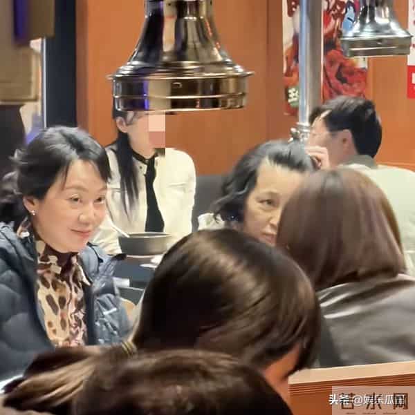 网友在沈阳烤肉店偶遇闫妮 她私下状态松弛 嗑着瓜子吃着烤肉超惬意