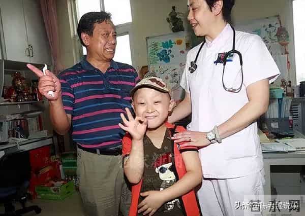 6岁上春晚年入百万,被父母“吸干血”的邓鸣贺,去世前年仅八岁