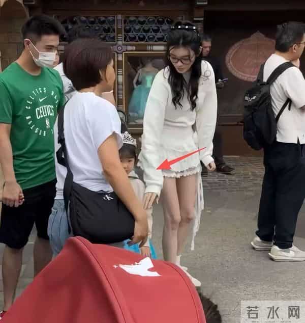 奚梦瑶给女儿庆生,兄妹俩露正脸长很像,4岁Romee背香奈儿好时髦