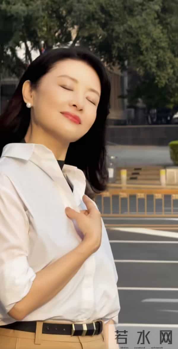 当年一排主持人就周涛最好看,那么落落大方,气质优雅