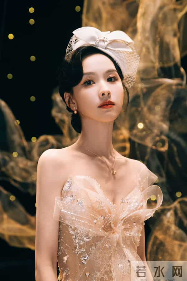 女星陈都灵与秋风约会:谱写梦幻篇章!