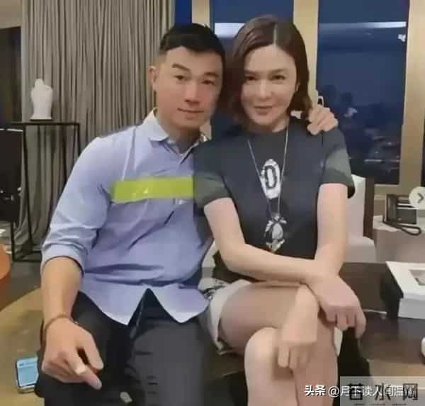 62岁关之琳与小鲜肉依偎在一起，女神容光焕发一脸娇媚