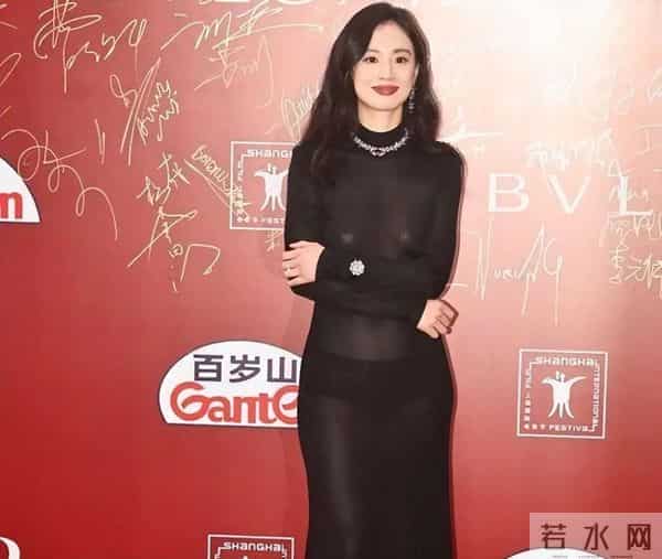 32岁李梦红毯造型屡破尺度,为何从不穿内衣真空秀背深V博出位吗