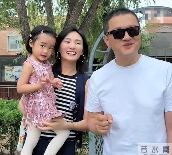 李亚鹏官宣离婚!欠4.5亿债租房三年,和好友阿那亚聚会满脸笑意