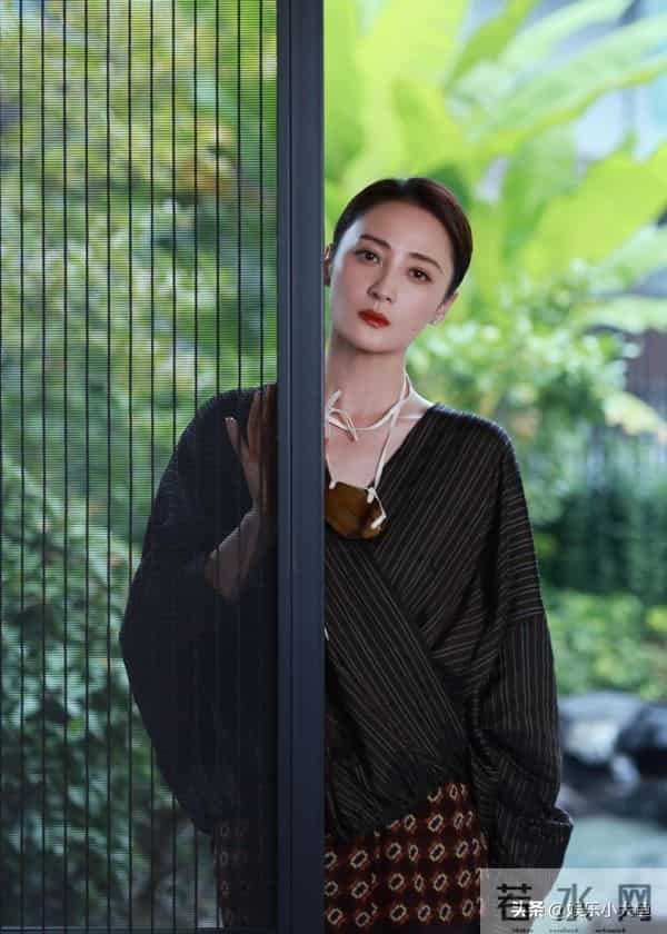 蒋勤勤出席电影大数据荣誉之夜，竖条纹中式衣，红唇点缀更显风情