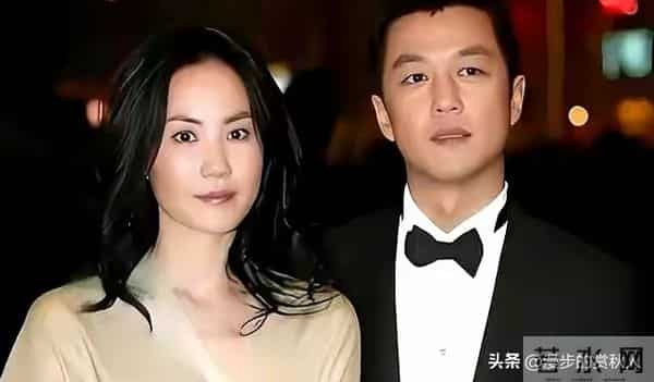 王菲对李亚鹏的“疏离感”藏不住:离婚11年同框仍显尴尬。