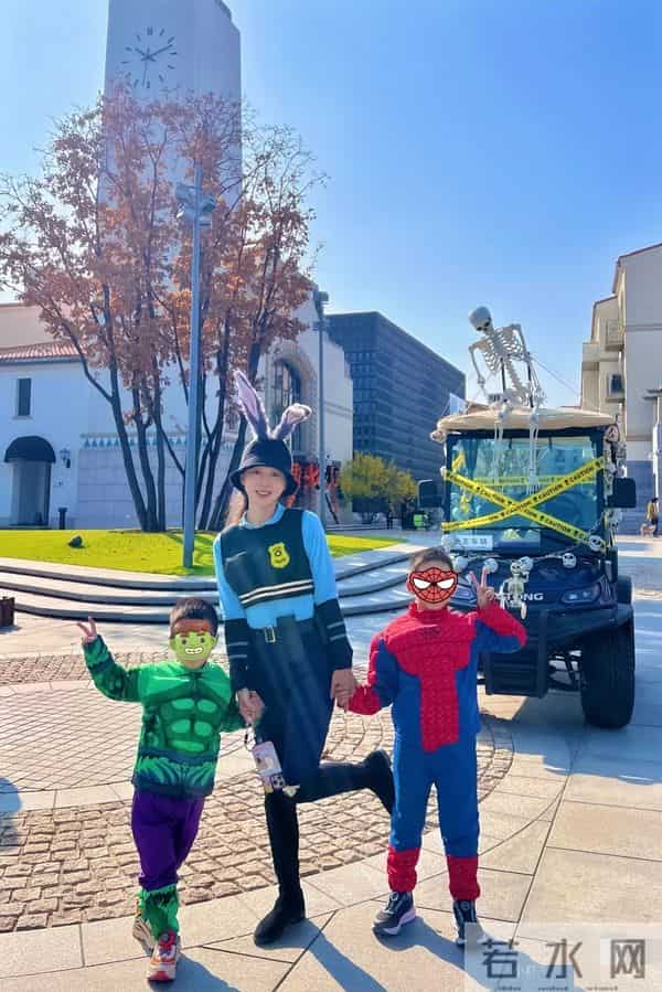 夏露更新动态,晒和儿子万圣节cos照,美貌真的很吸睛马龙太幸福