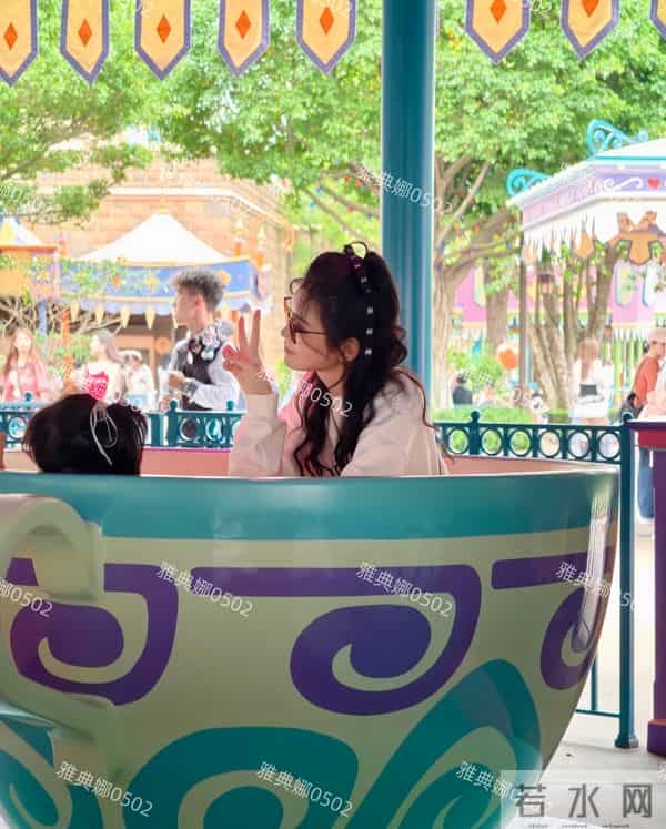 香港迪士尼偶遇何猷君夫妇，6岁的儿子跟奚梦瑶刚出道时长得超像