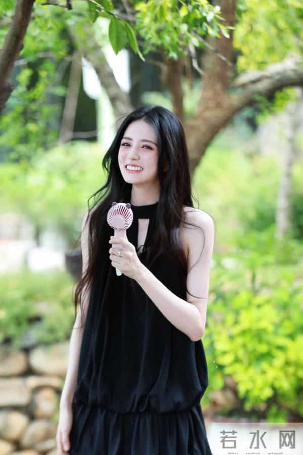 江苏珠宝晚宴,刘嘉玲真空上阵,徐璐瘦成皮包骨,颖儿嘴歪成这样