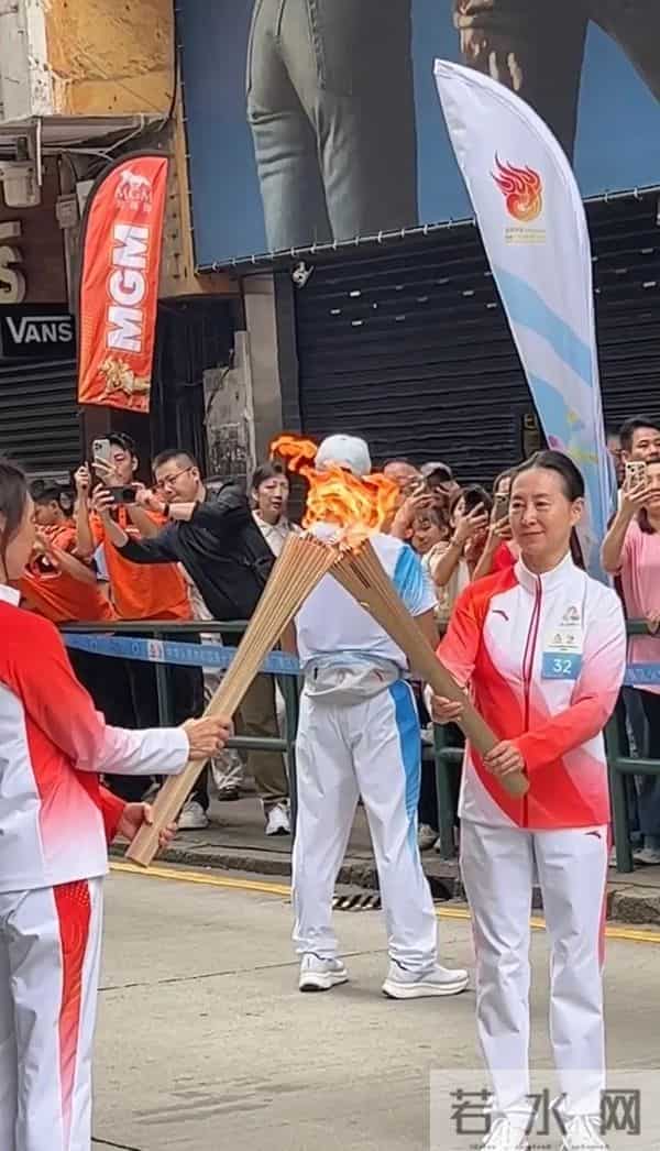 何超琼戴大钻石耳饰很华丽,她的头发白了,她和何超盈女儿合影