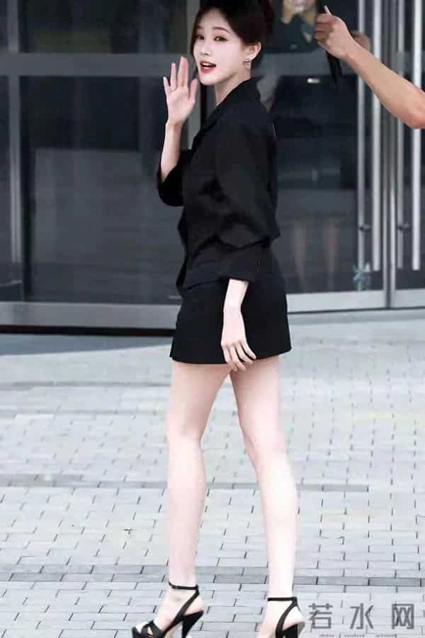 李一桐身穿黑色系列穿搭+高跟鞋，这“奶棒腿”谁看谁不羡慕
